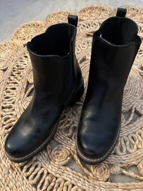 Universal Threads Black Leather Chelsea Boots - Classic Pull-On Style Size 8
